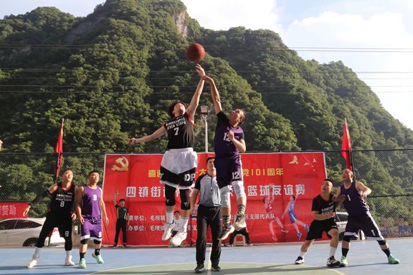 毛坝镇老体协联合举办“庆七一”篮球赛
